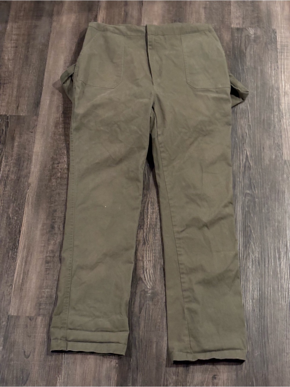 Short-Sleeve Olive Utility Jumpsuit with Front Pockets - Picture 7 of 9